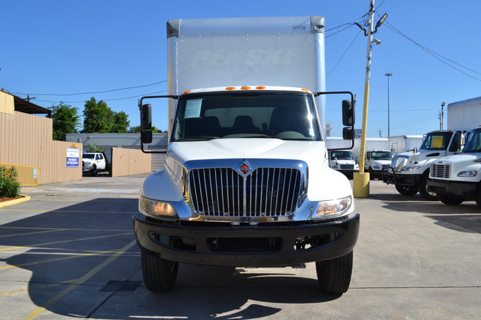 2018 WHITE /GRAY INTERNATIONAL 4300 with an CUMMINS ISB 6.7L 240HP engine, EATON FULLER PROCISION AUTOMATIC transmission, located at 9172 North Fwy, Houston, TX, 77037, (713) 910-6868, 29.887470, -95.411903 - Photo#1